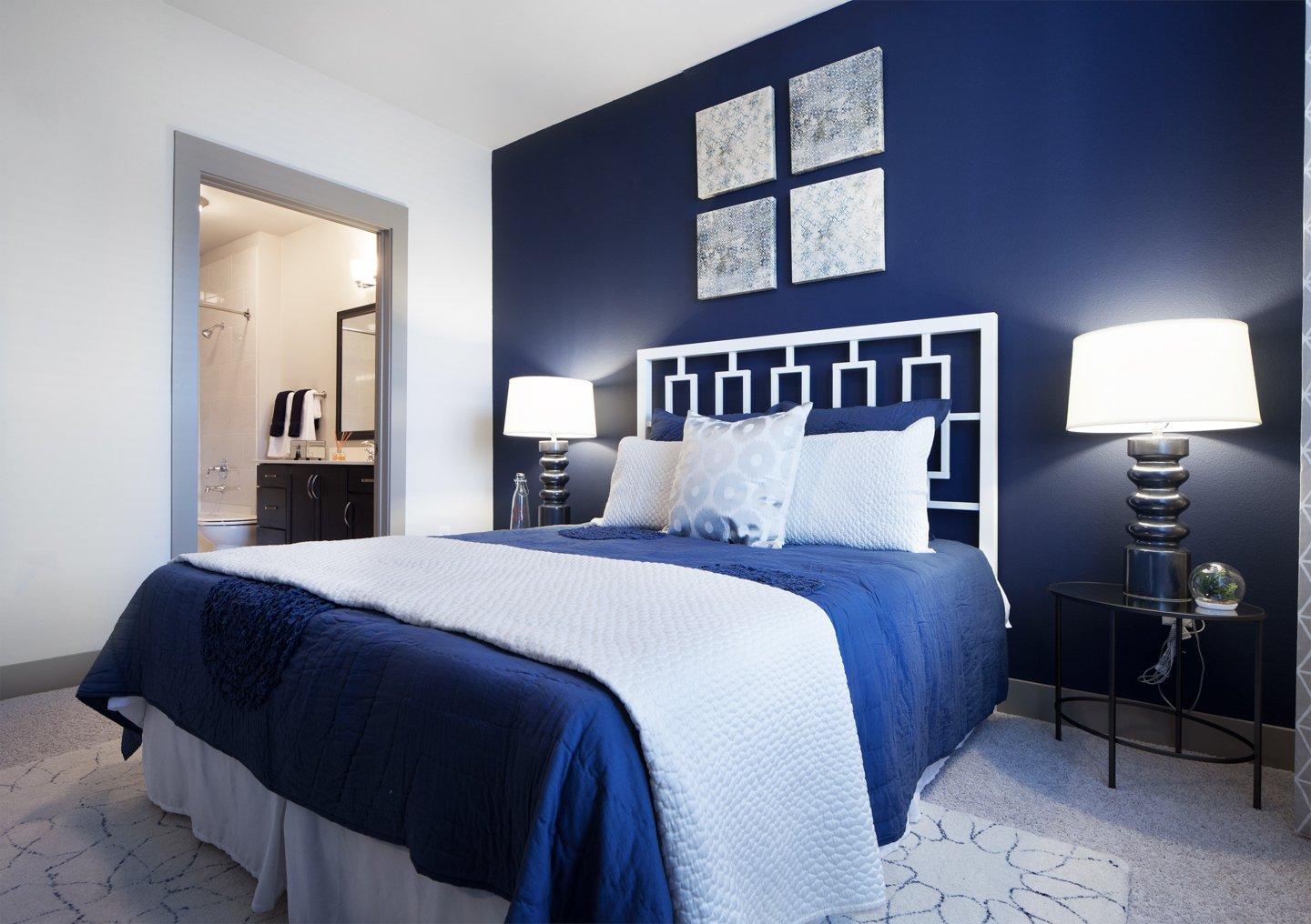 Синий и белый цвет в интерьере спальни