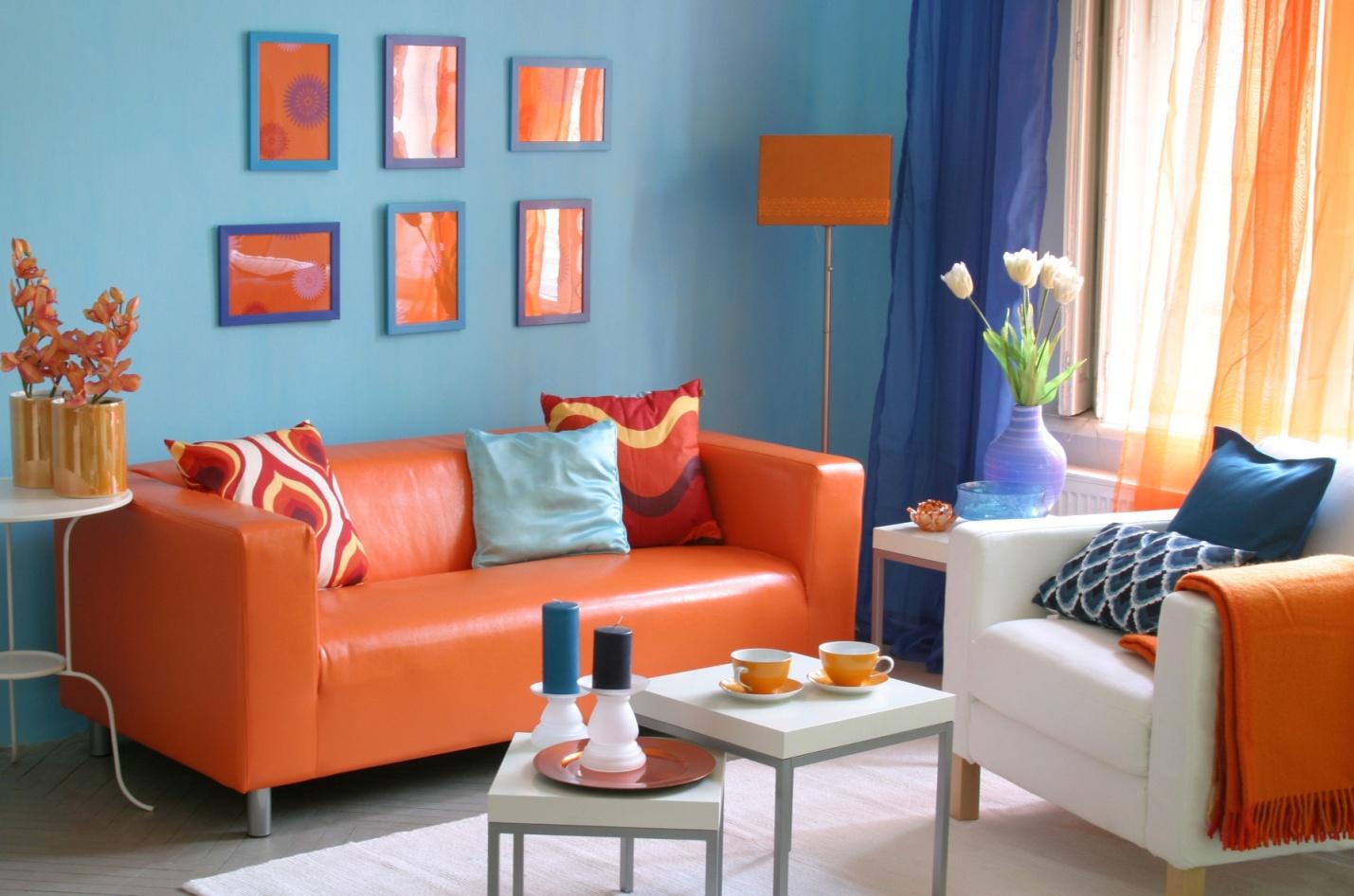 Синий и оранжевый в интерьере спальни